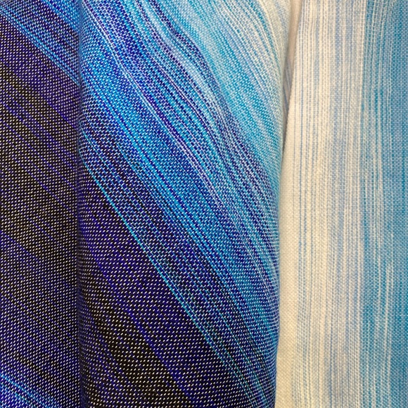 Beautiful handwoven throw blanket gradient blue to white - Picture 4 of 5